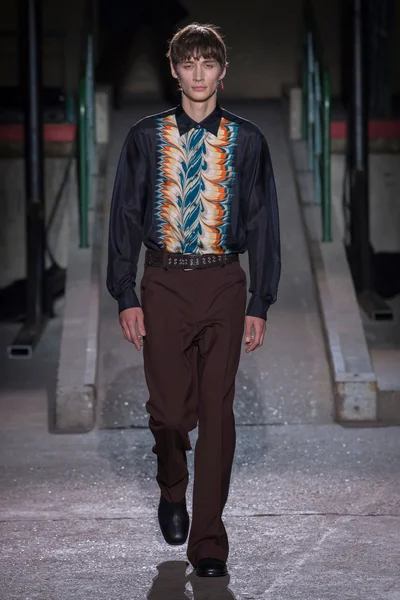 Look 16